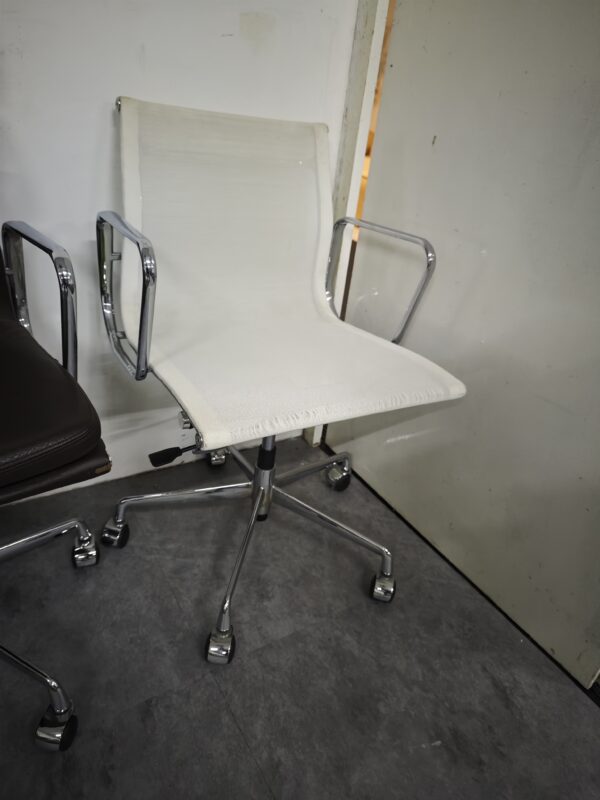 EM Mesh Low Chair